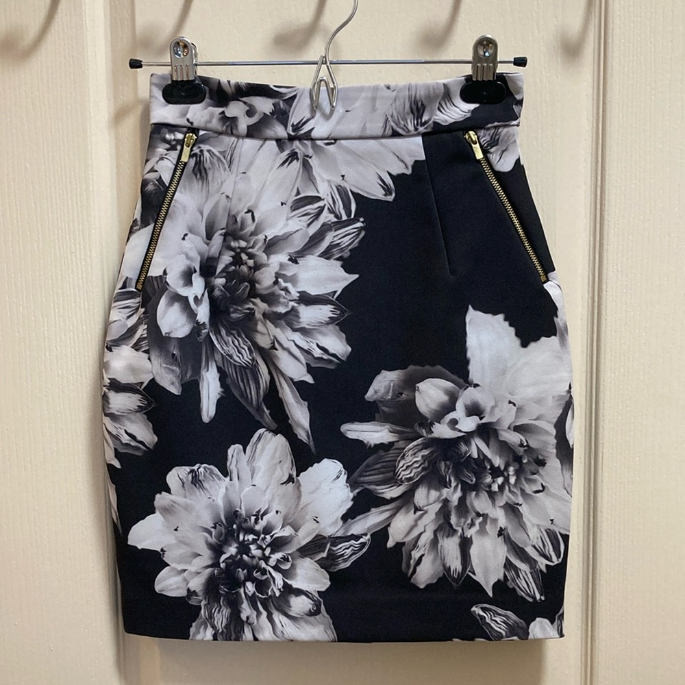 H&M Floral Black and White Skirt (fits like 00)